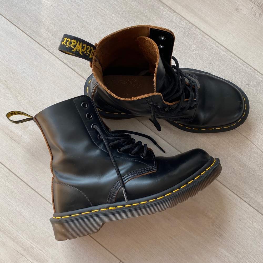 Like new🌟 Dr. Martens 1460 Vintage Made In England boots